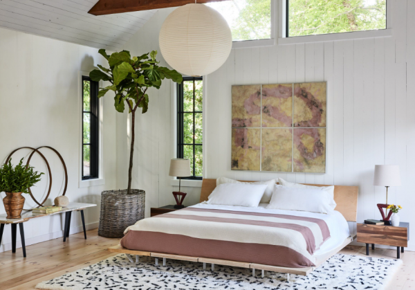 Kamar minimalis dengan palet warna netral dan perabotan modern